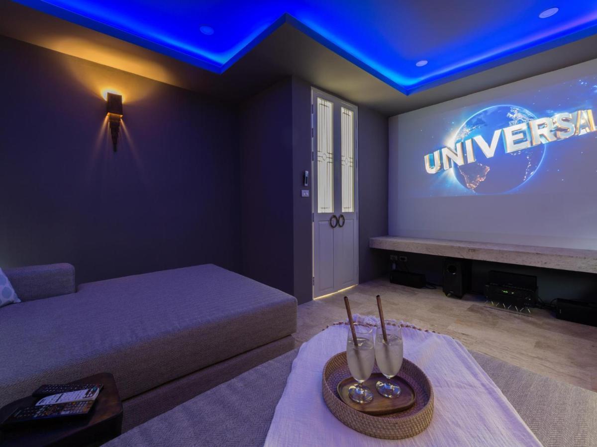 Three-Bedroom Pool Suite Seaview & Cinema