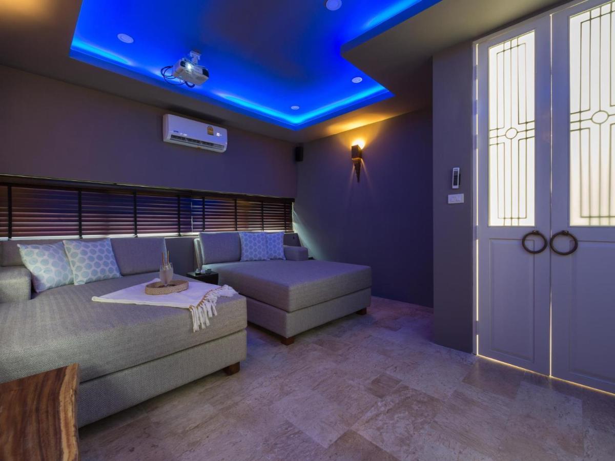 Three-Bedroom Pool Suite Seaview & Cinema