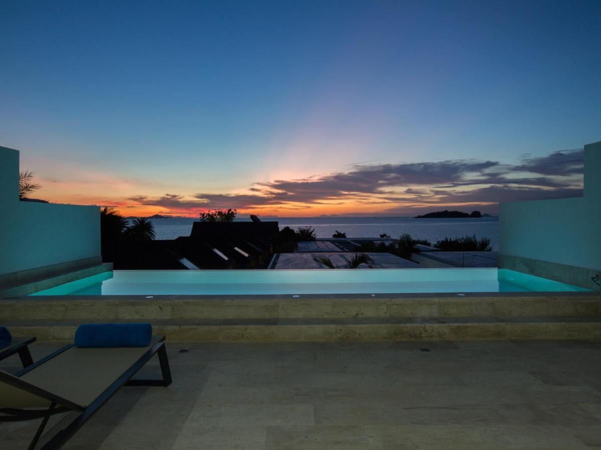 Three-Bedroom Pool Suite Seaview & Cinema