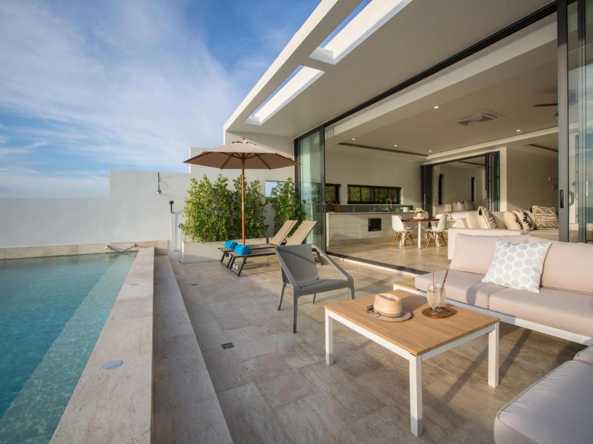 Three-Bedroom Pool Suite Seaview & Cinema
