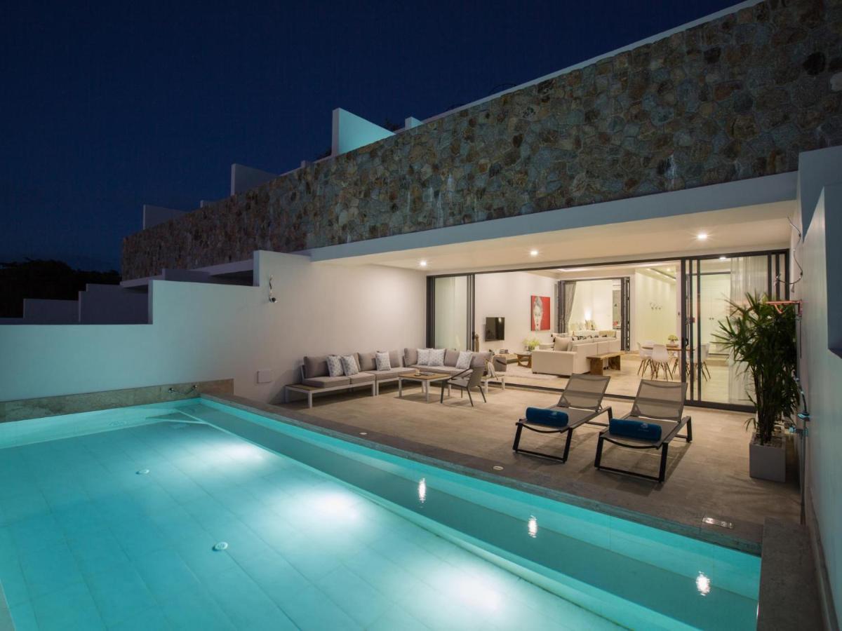 Three-Bedroom Pool Suite Seaview & Cinema