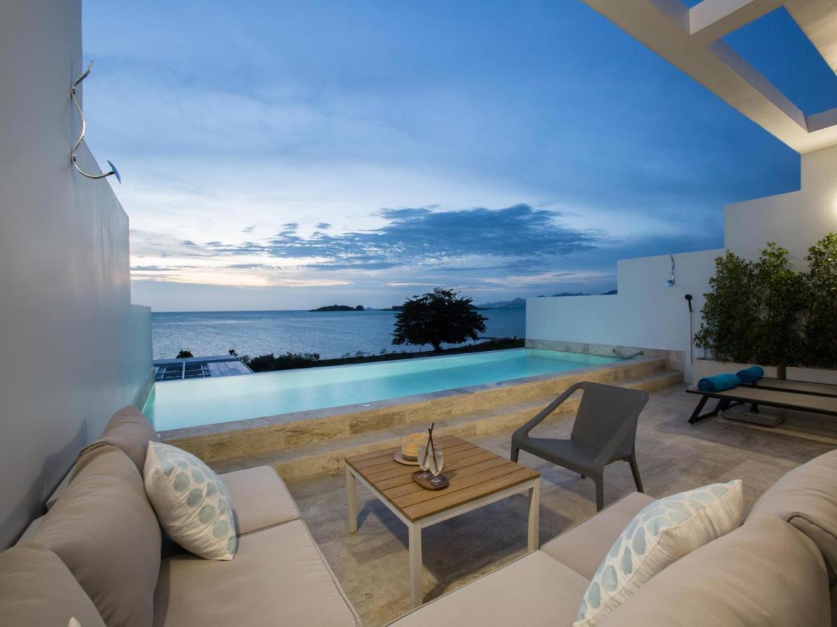 Three-Bedroom Pool Suite Seaview & Cinema