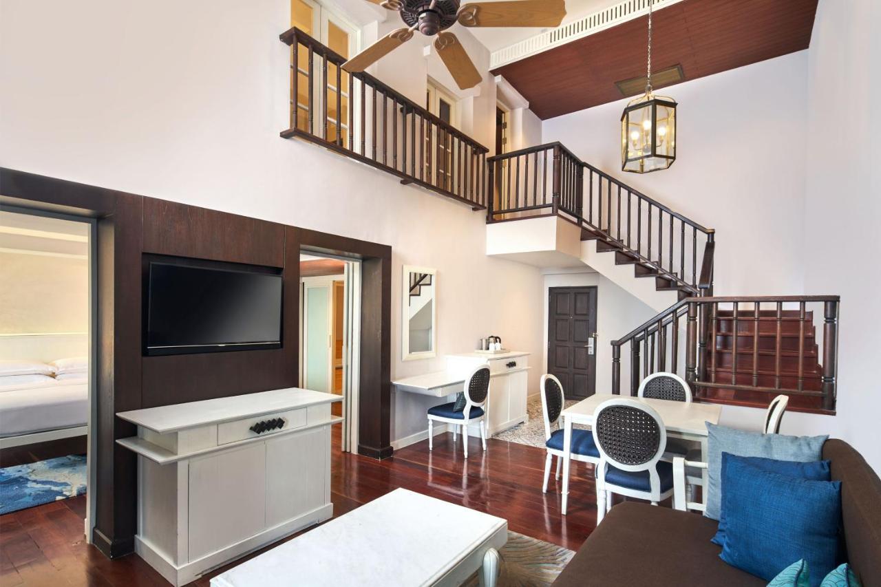 Suite Familiare con 2 Camere da Letto, Balcone e Vista Mare Parziale