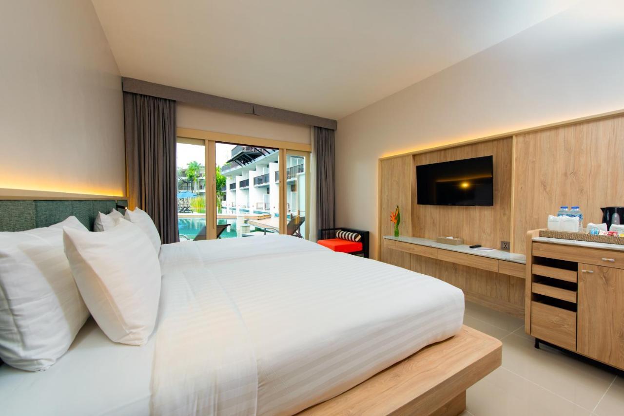 Deluxe Pool Access Room