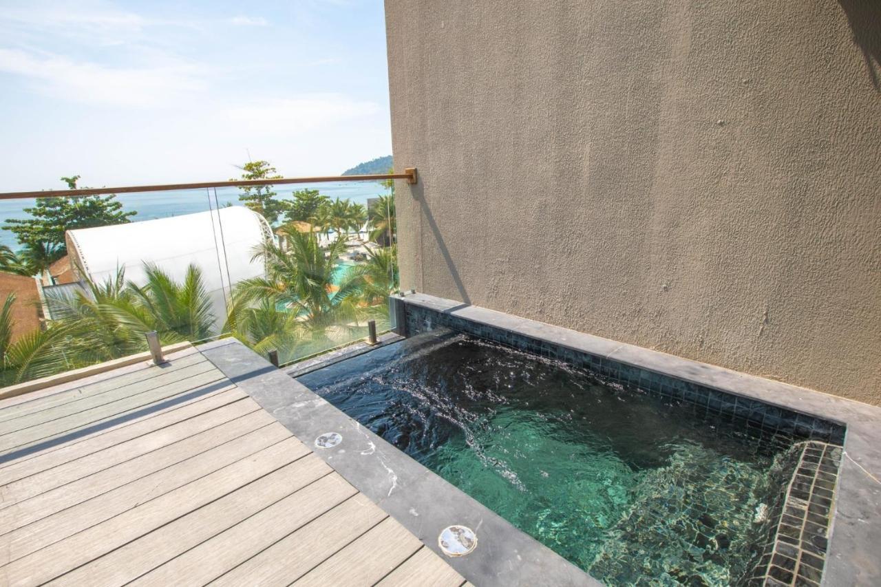 Jacuzzi pool suite honeymoon Sea view