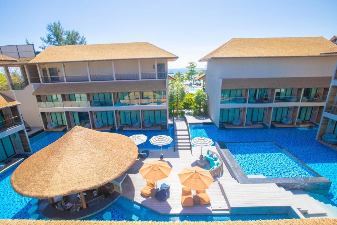 Family Jacuzzi Suite Pool View