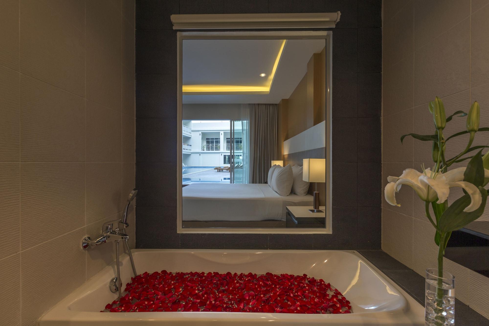 Deluxe Room Pool Access