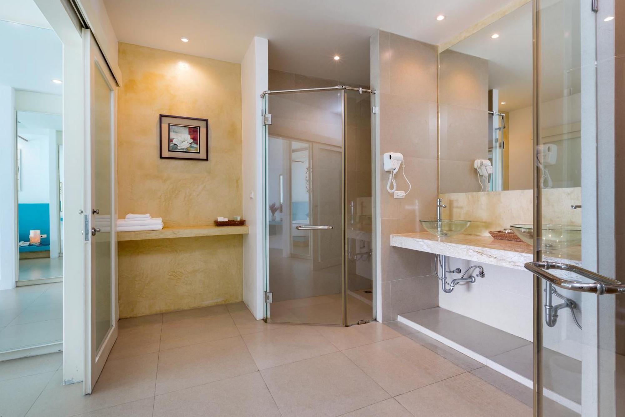 Deluxe Partial Seaview Pool Suite