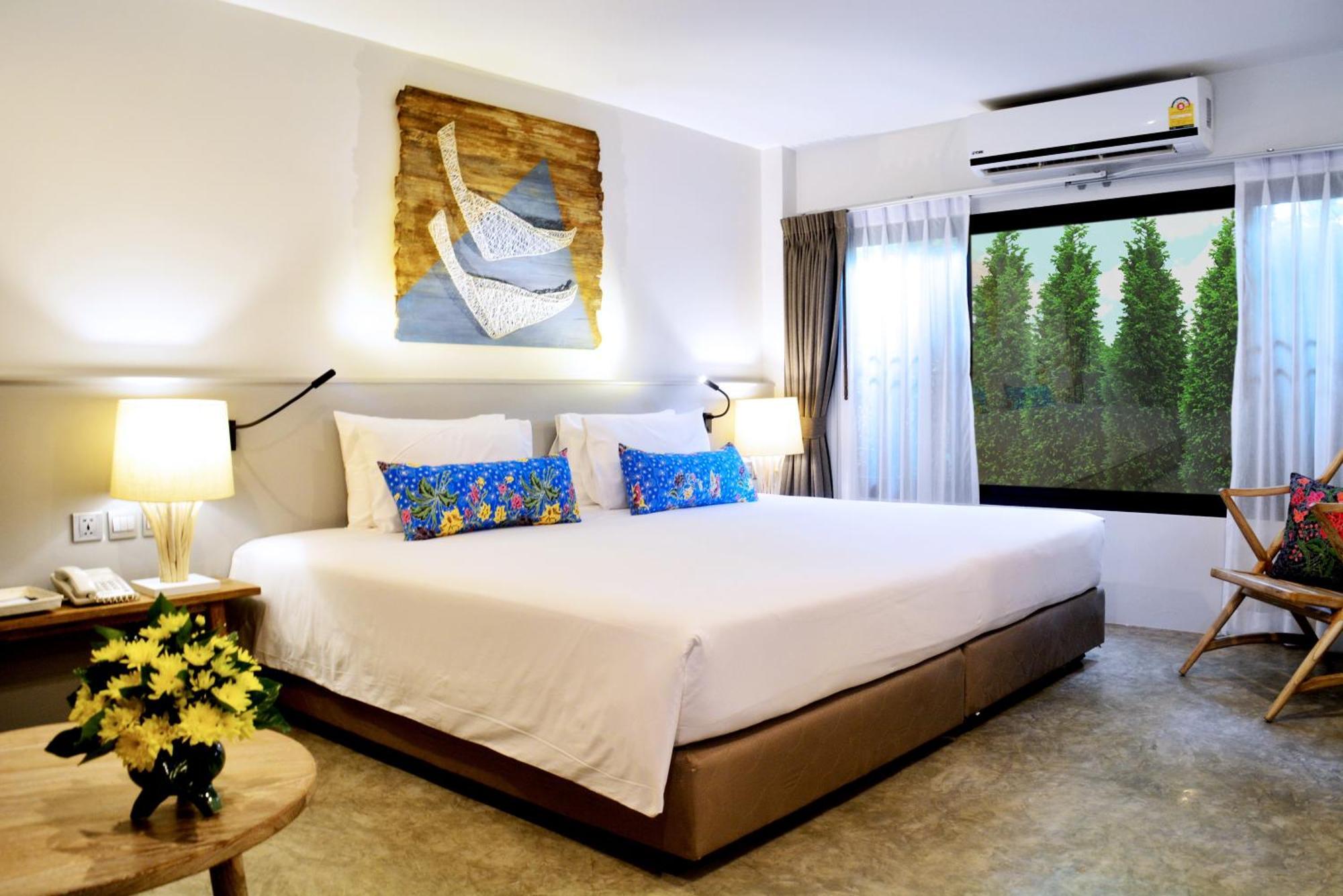 Grand Deluxe Double or Twin Room Bathtub