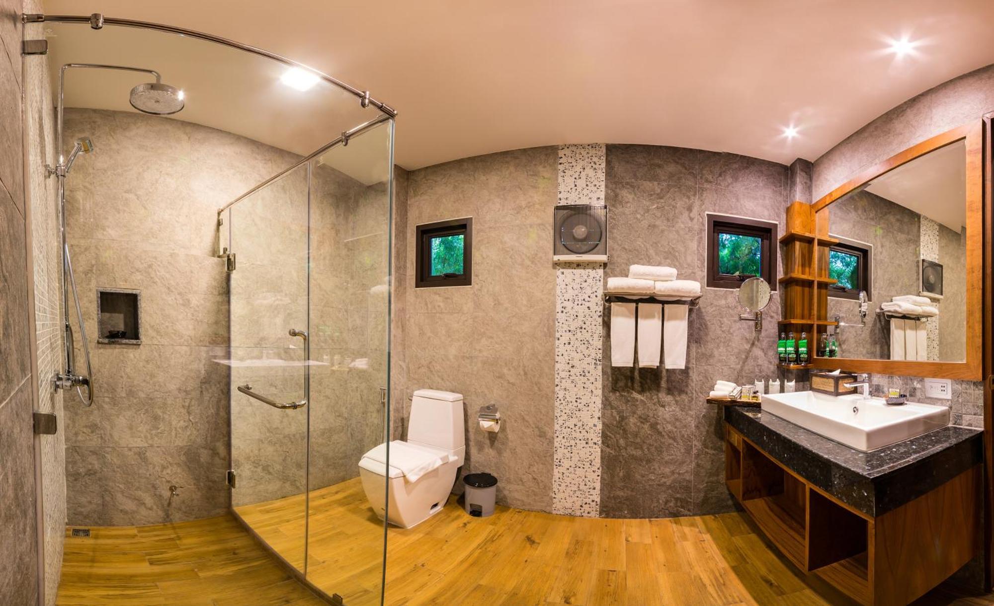 Deluxe Room 2-Way Airport Transfer 7AM 7PM