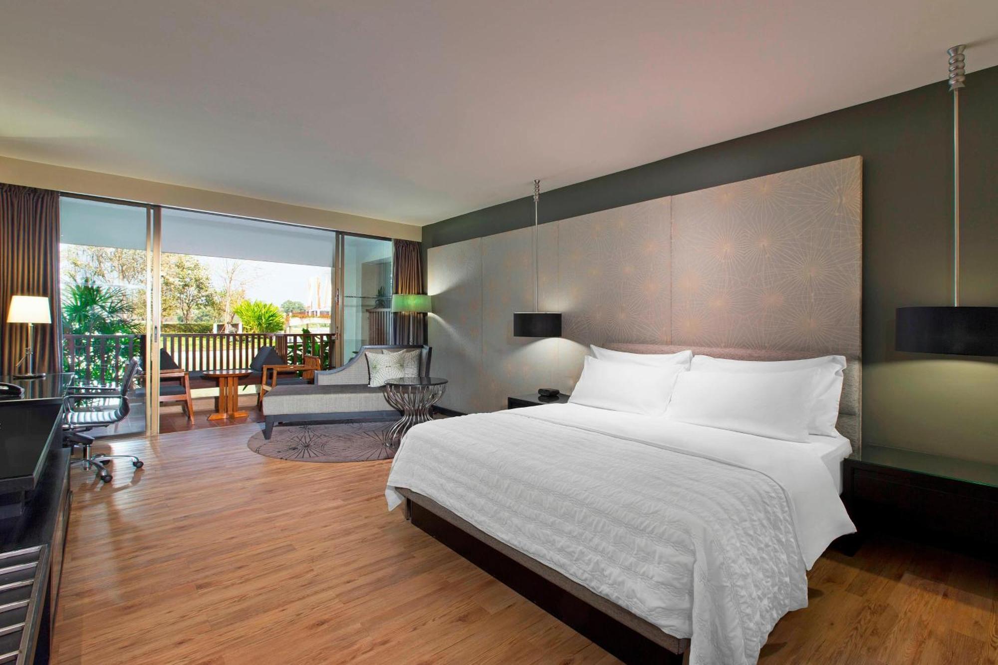 Deluxe Zimmer mit Kingsize-Bett, Flussblick und Balkon