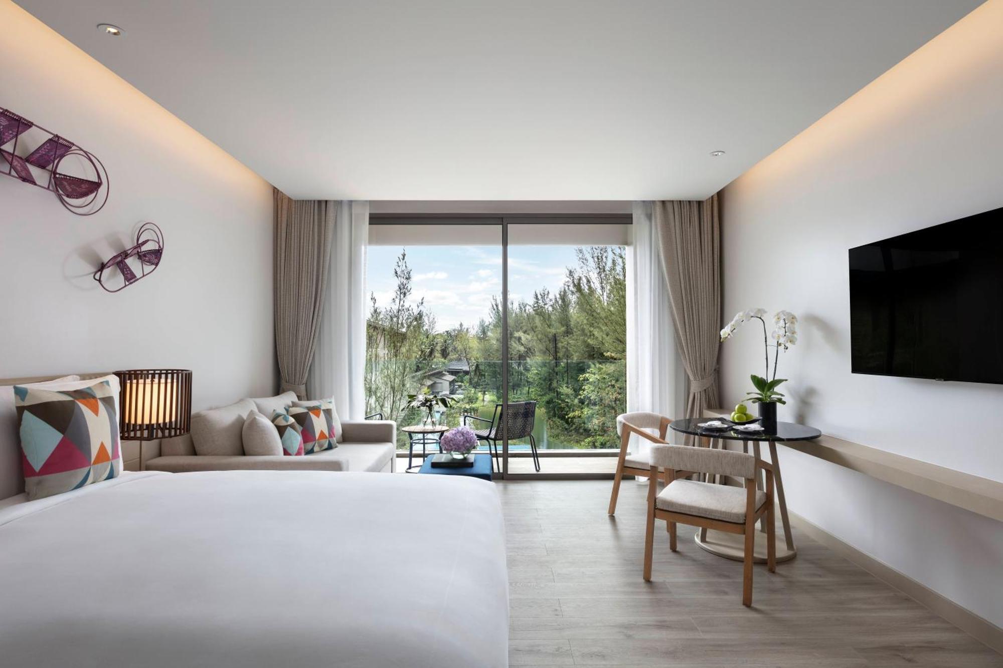 Deluxe Corner Room