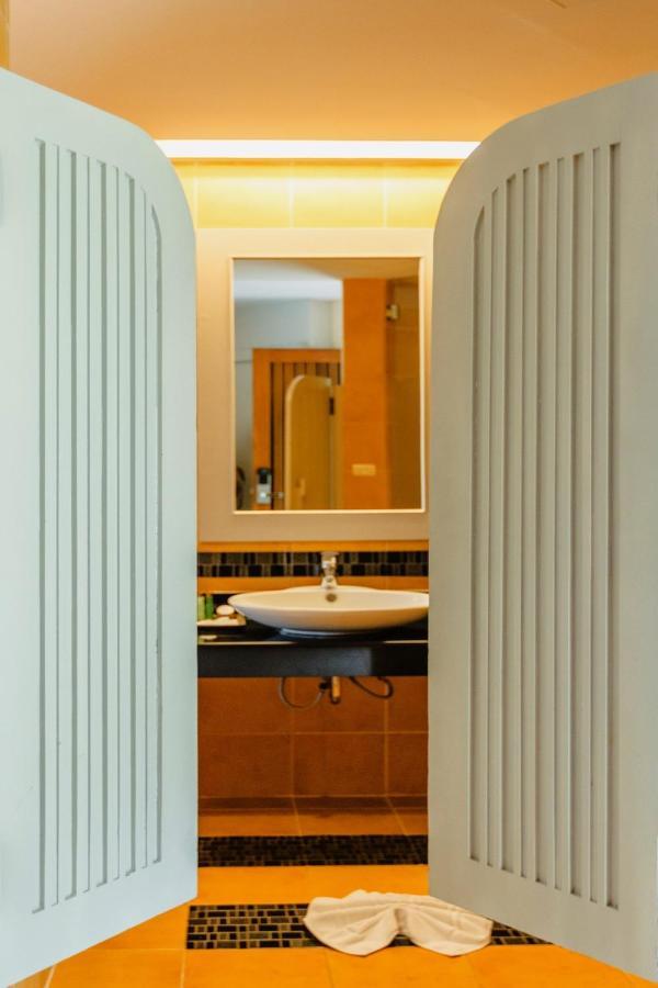 Deluxe Double or Twin Room Pool Access