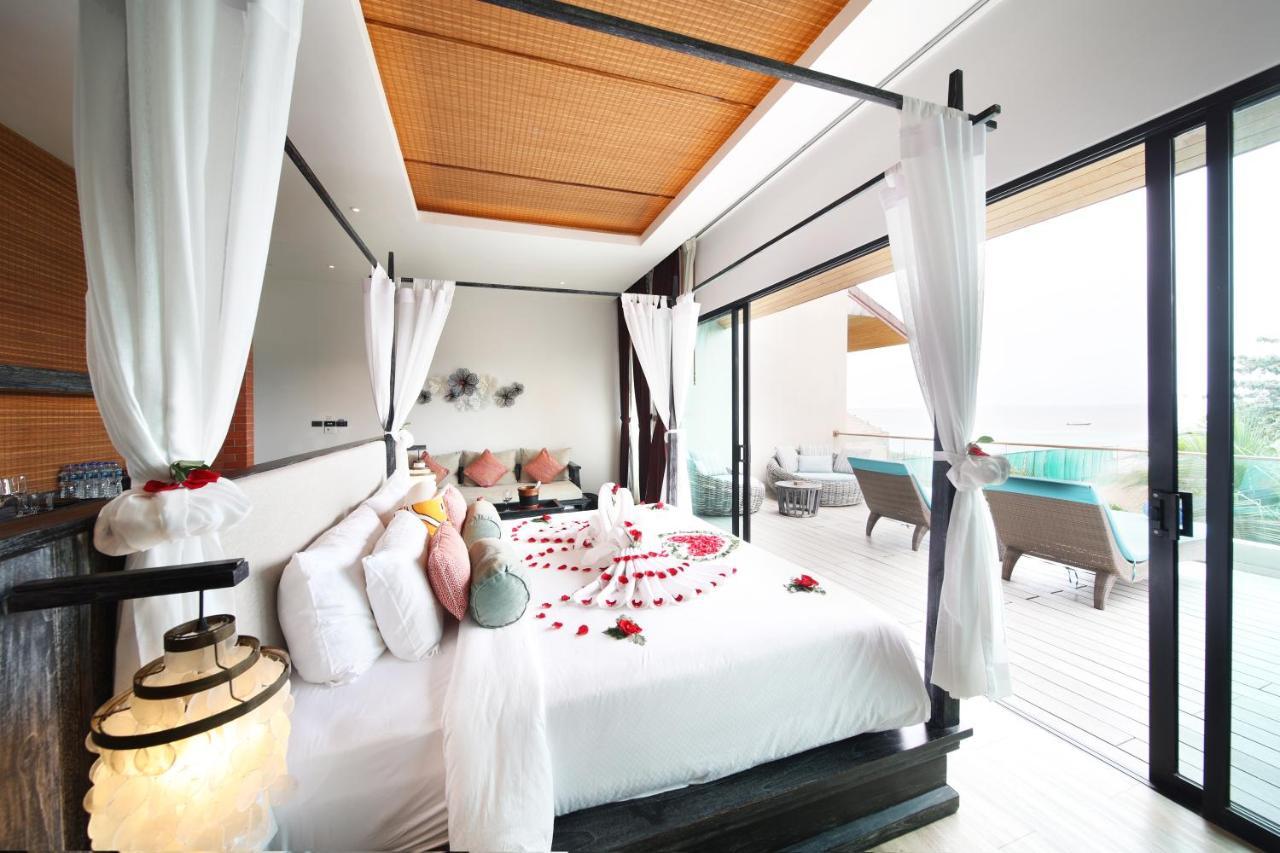Jacuzzi pool suite honeymoon Sea view