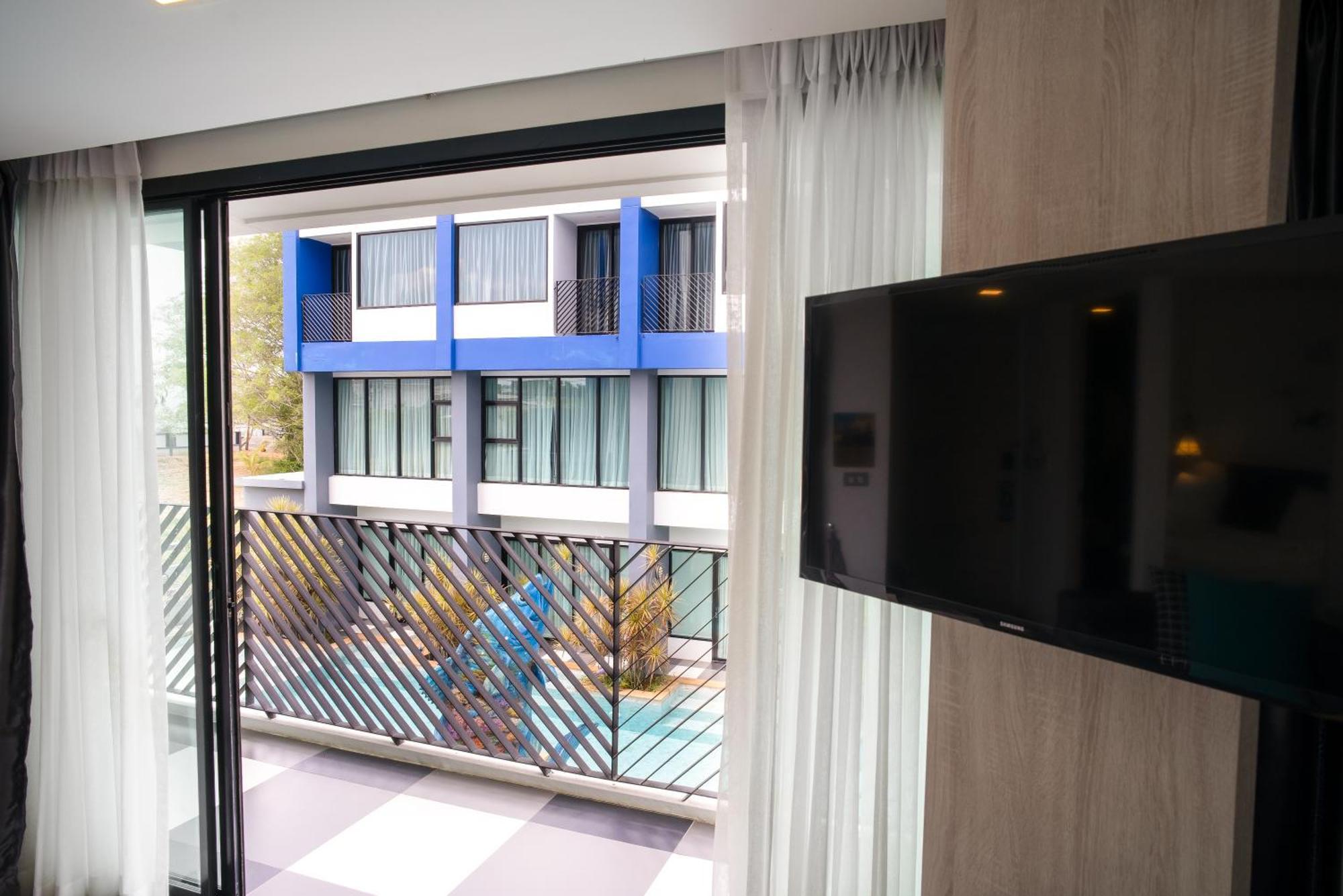 Corner Suite Pool View