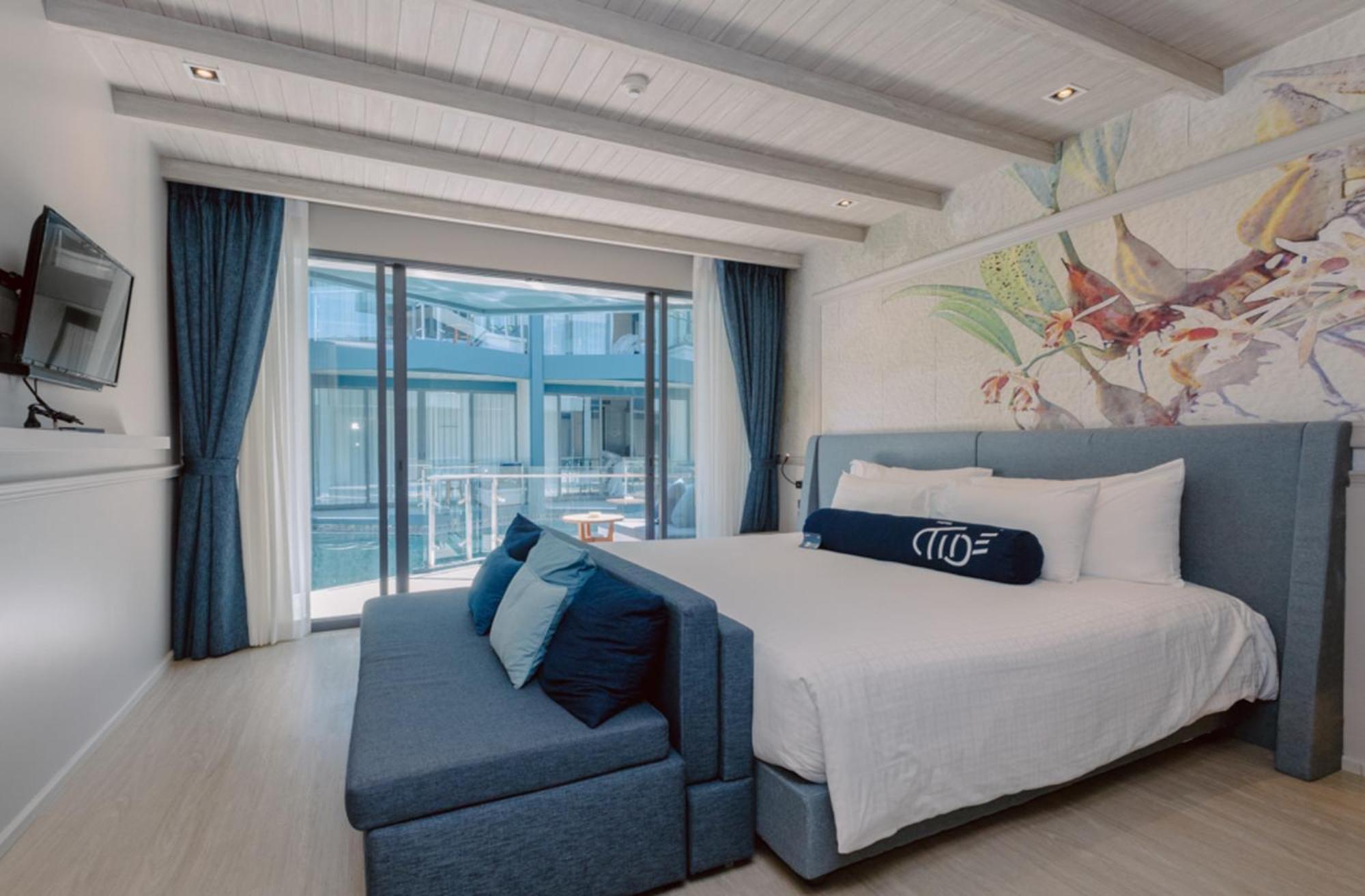 Deluxe Pool Access Room