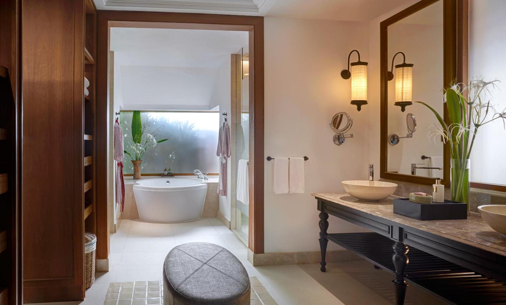 Deluxe Beachfront Villa with Plunge Pool