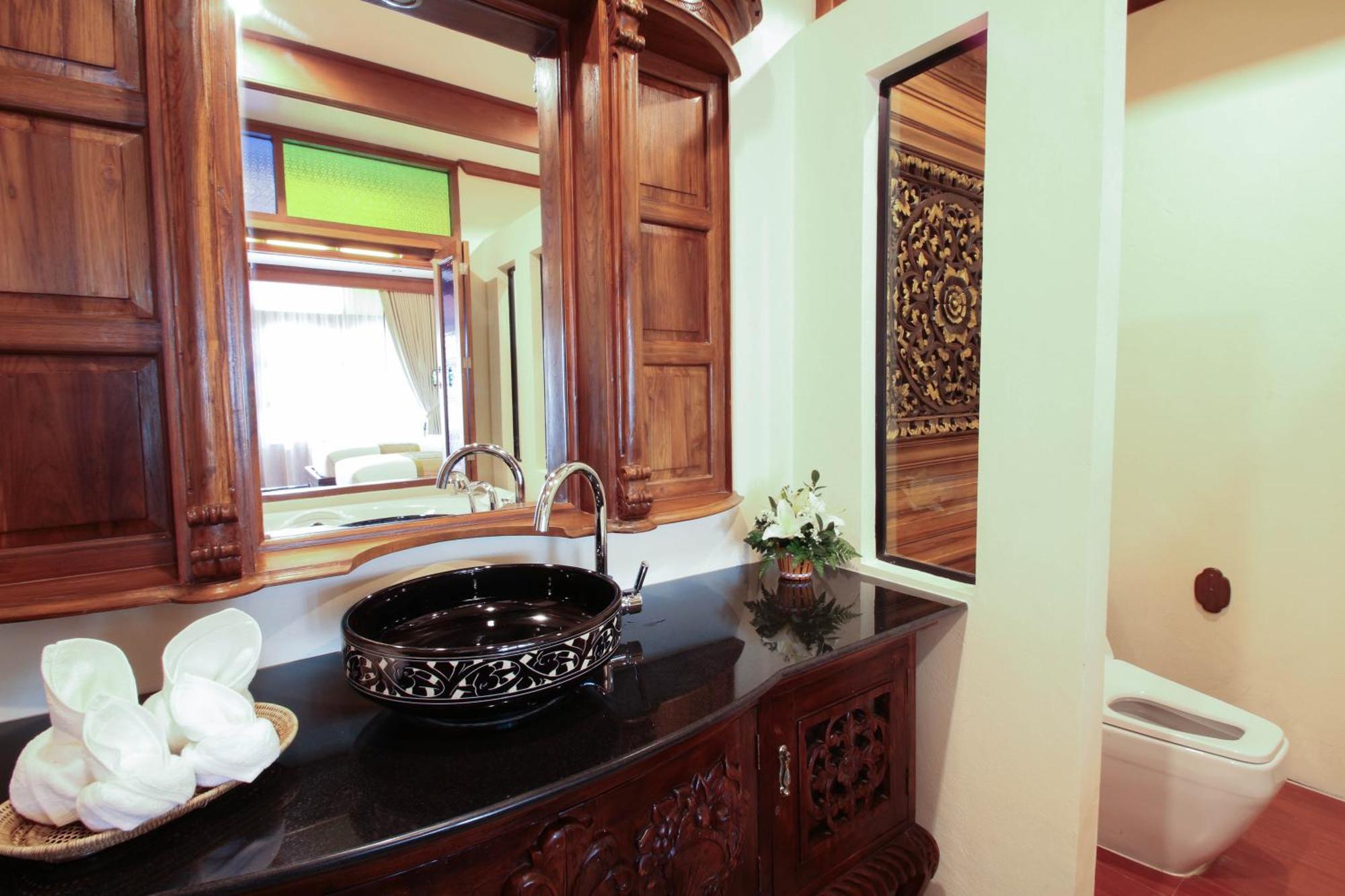 Luxury Twin Bed Spa bathtub Private Balcony