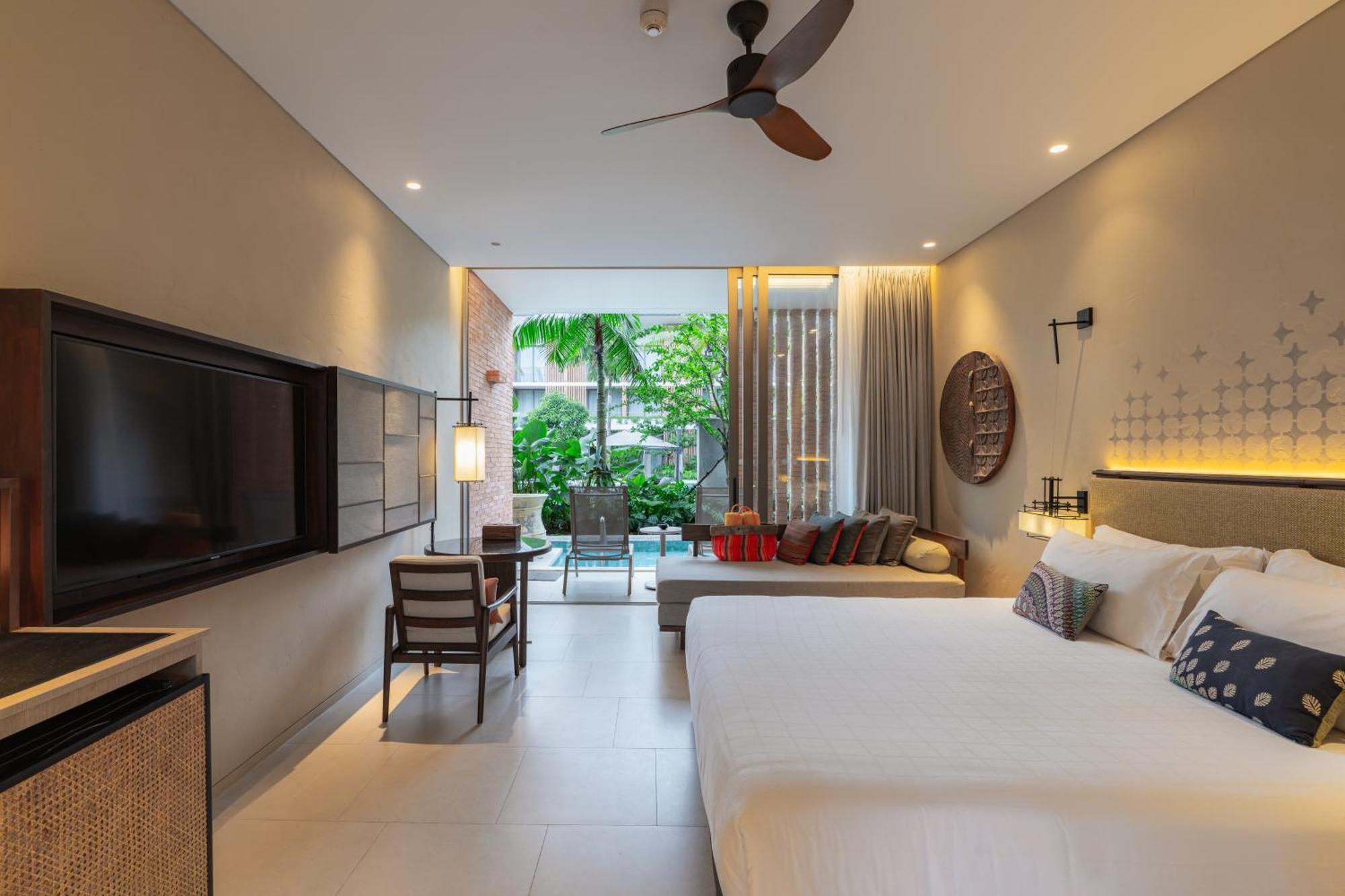 Deluxe King Room Pool Access