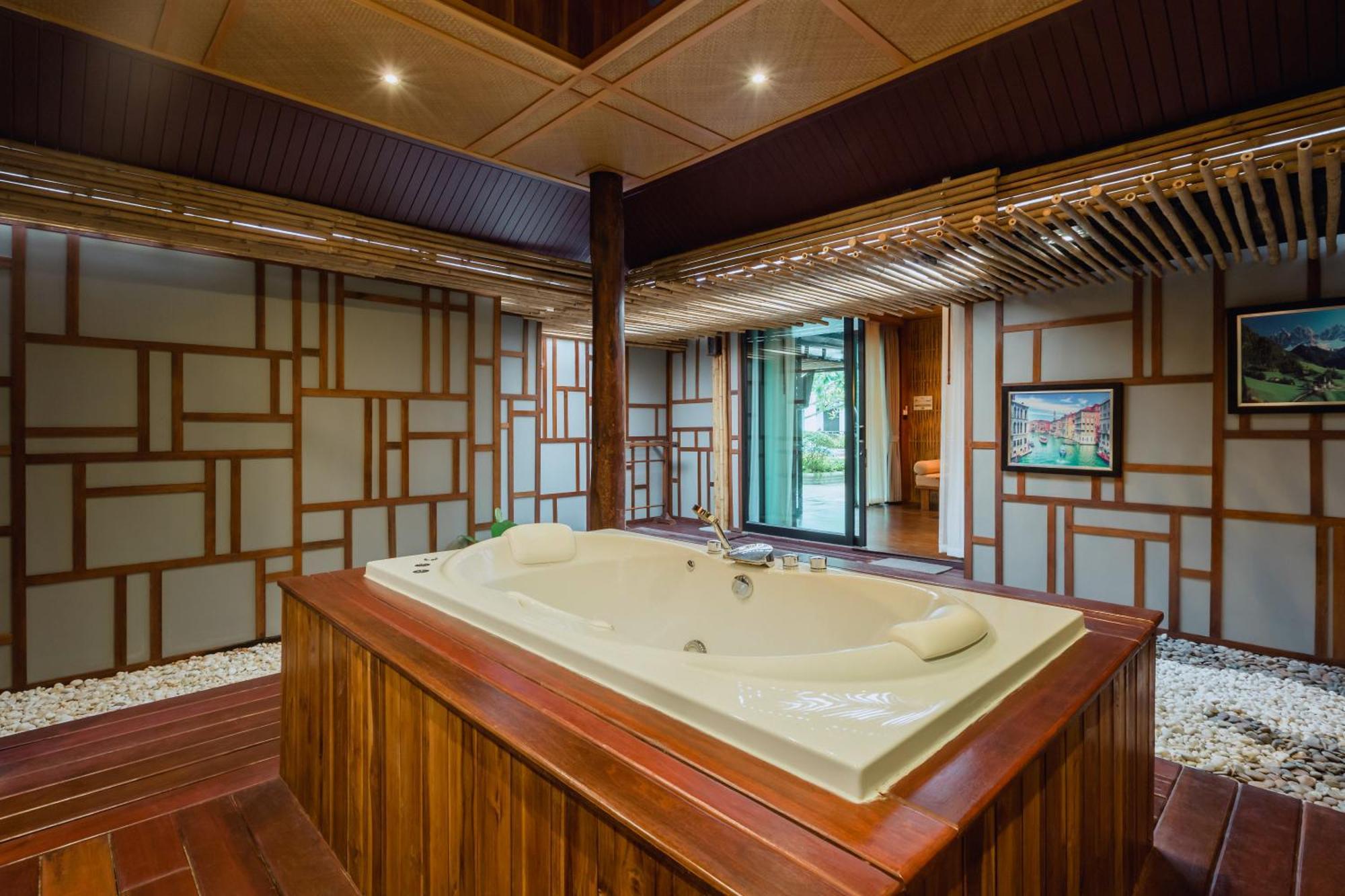 Honeymoon Suite