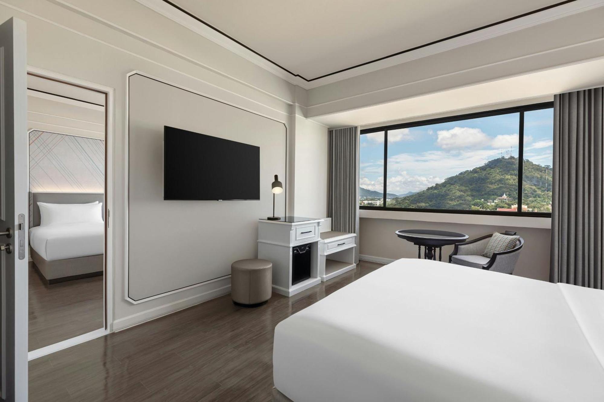 Deluxe King Room City View