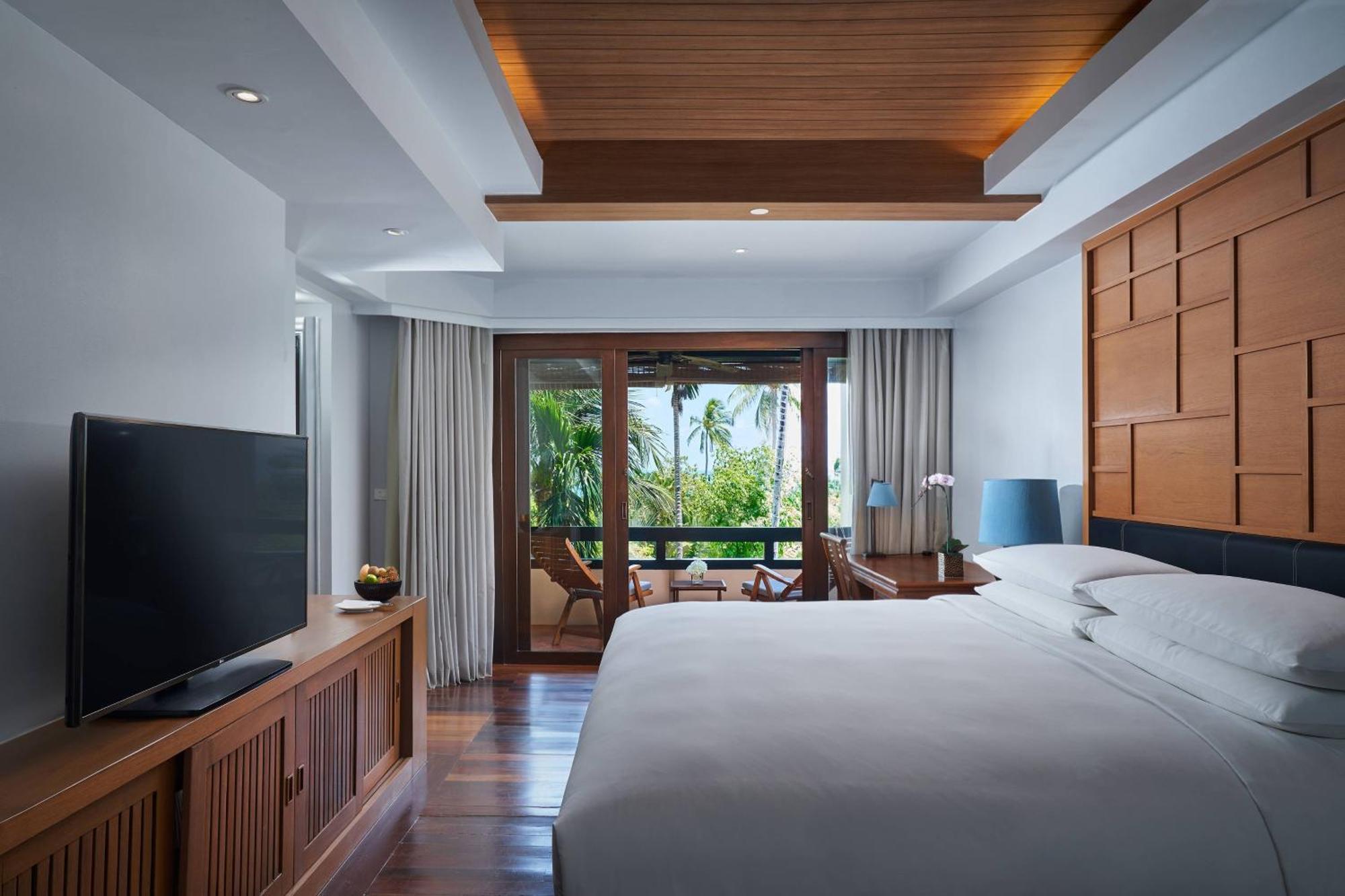 Deluxe Balcony Guest room 1 King Bed