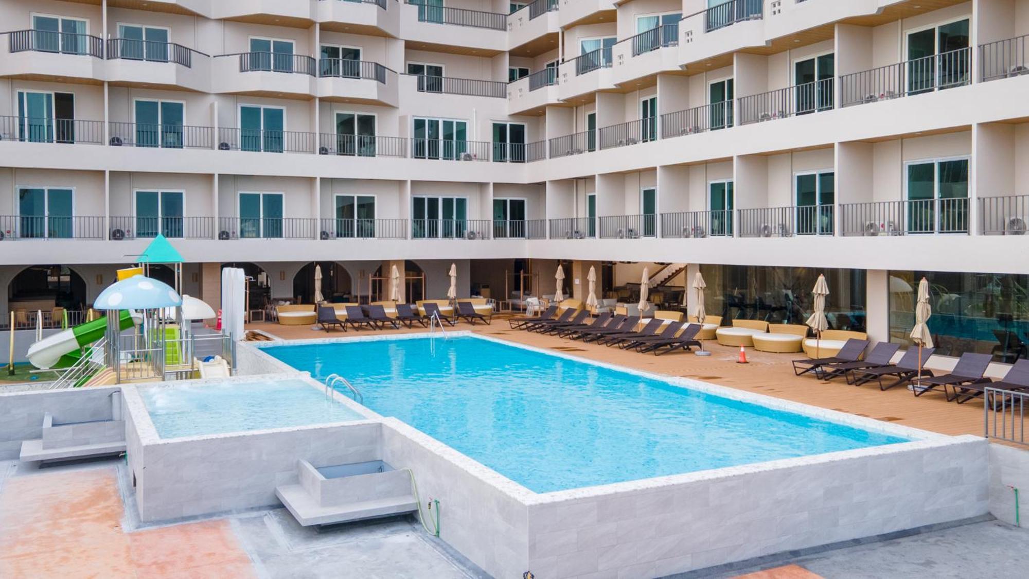Deluxe Twin Room Pool View