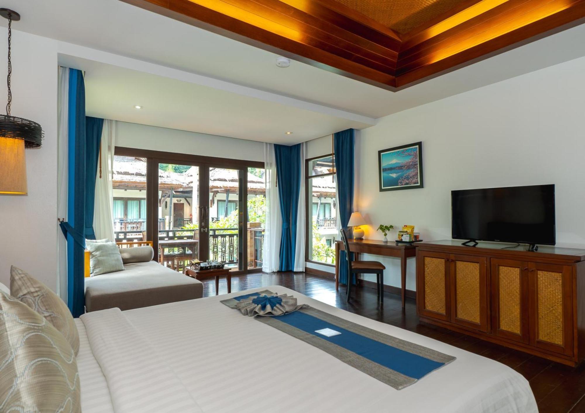 Deluxe Double or Twin Room Pool View