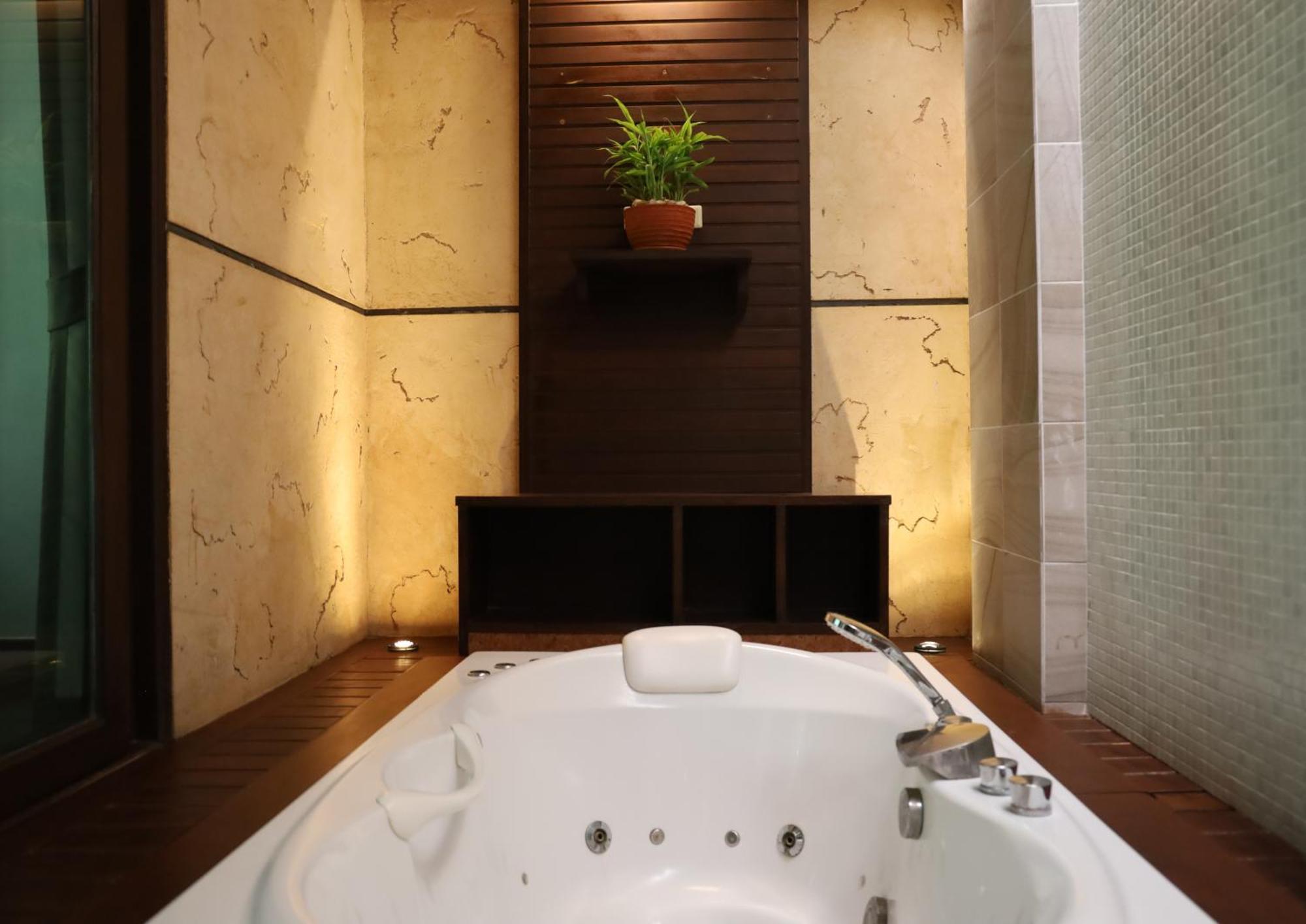 Jacuzzi Villa