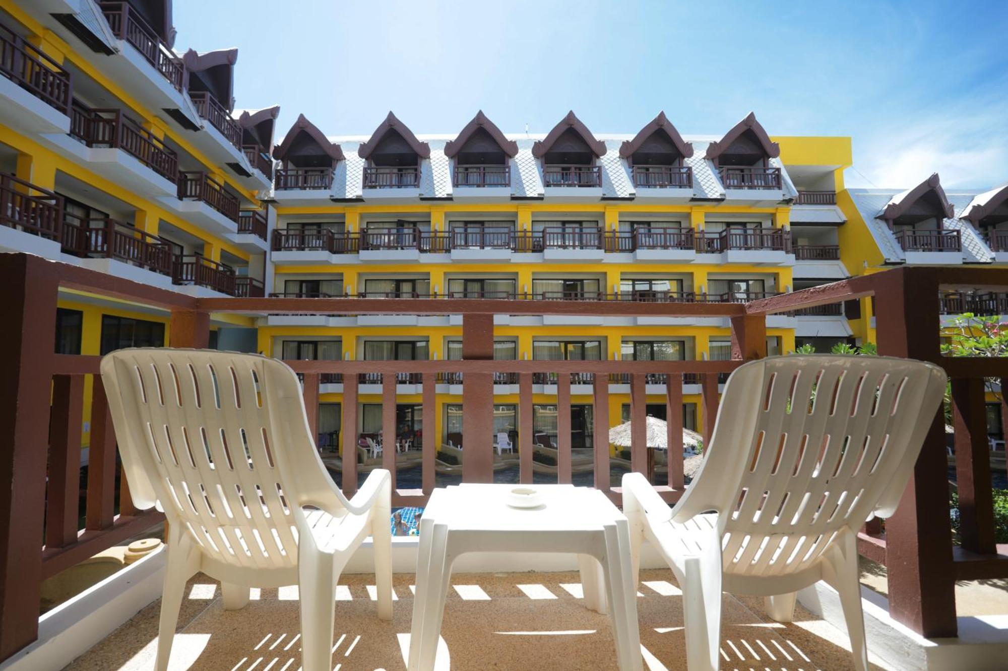 Superior King Room Pool View