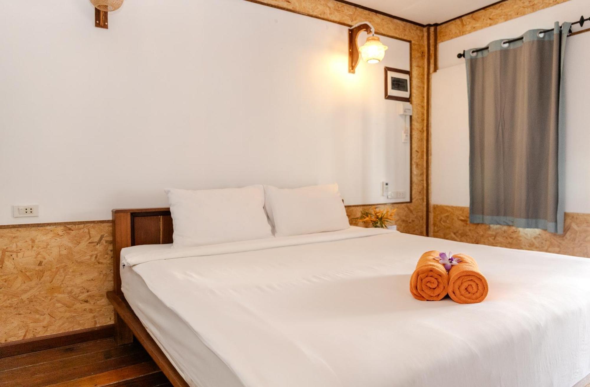 Zimmer mit Kingsize-Bett und Poolblick