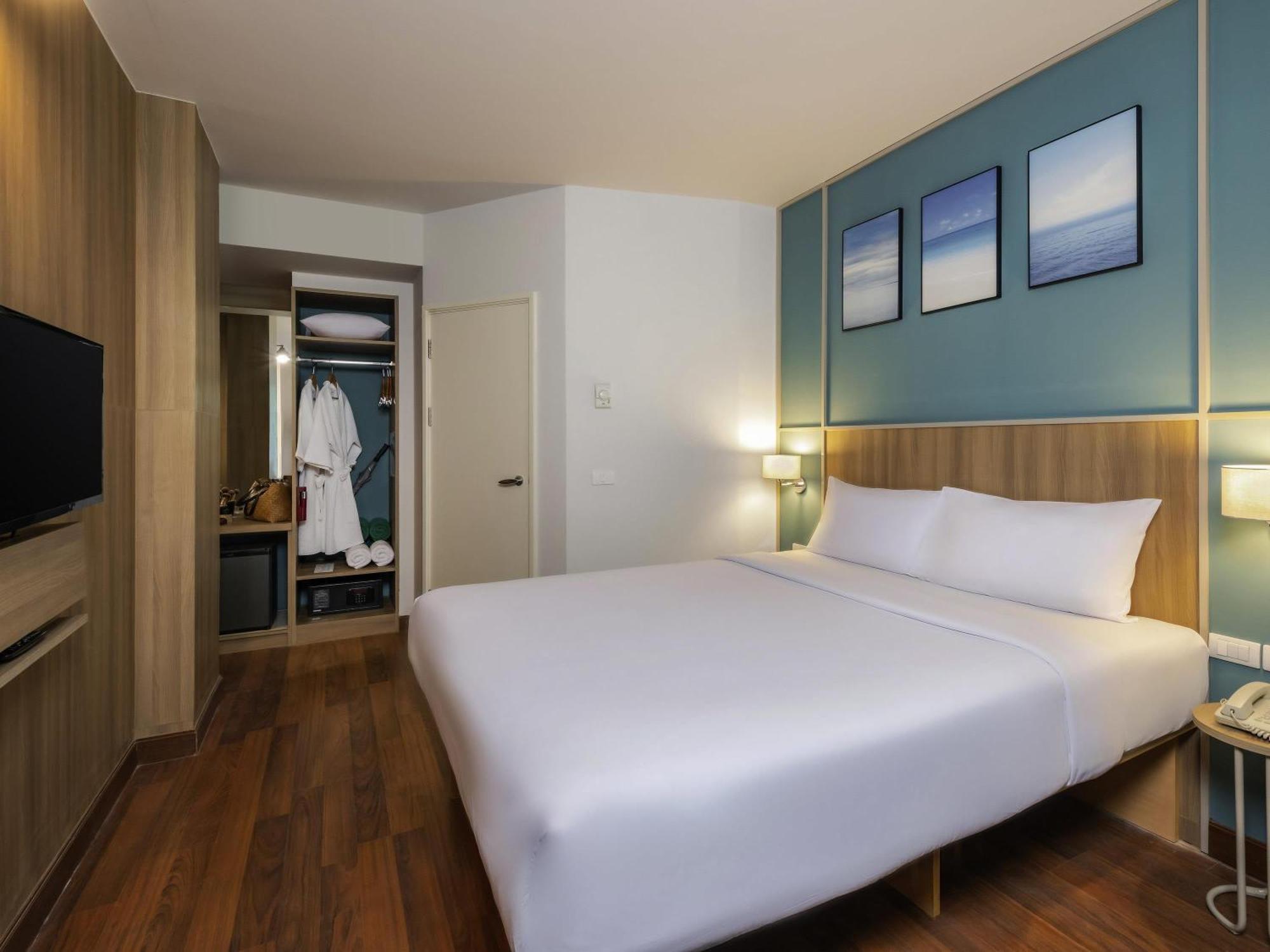 Family Queen Room with Bunk Beds