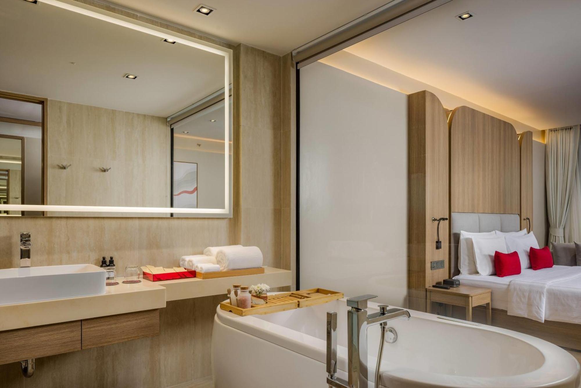 Deluxe King Lanai Room Jet Tub