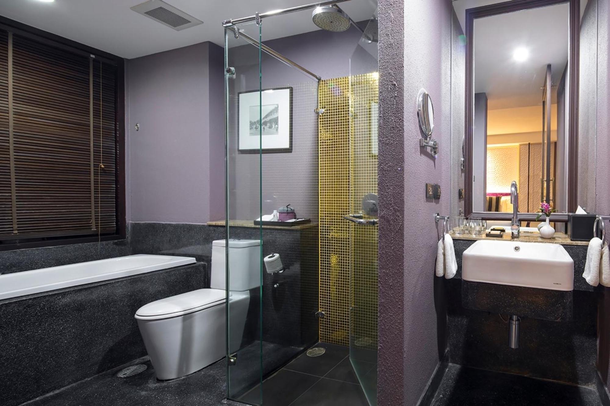 Deluxe Triple Bathtub 24 Hours of Room