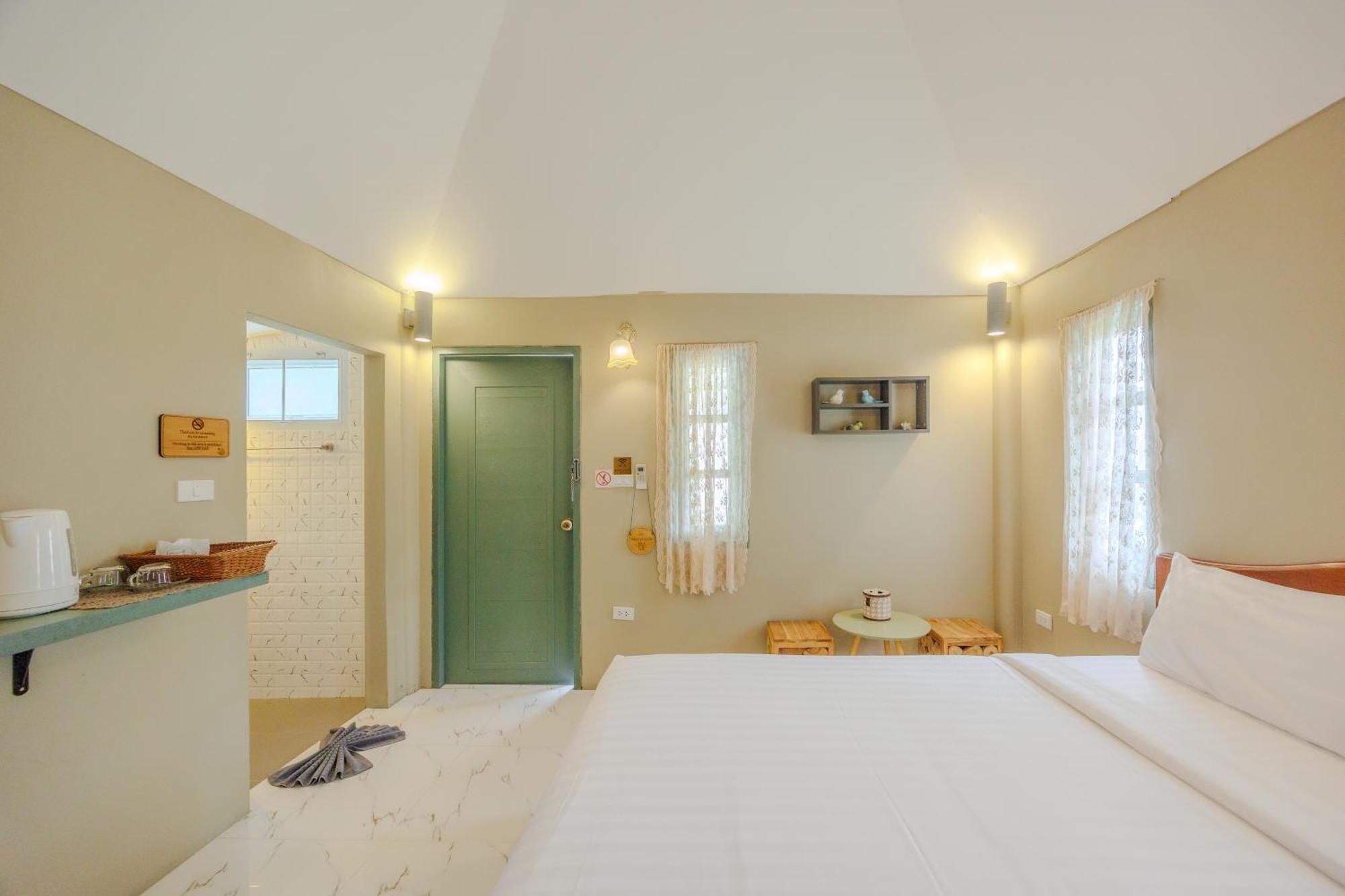 Queen Room Garden View