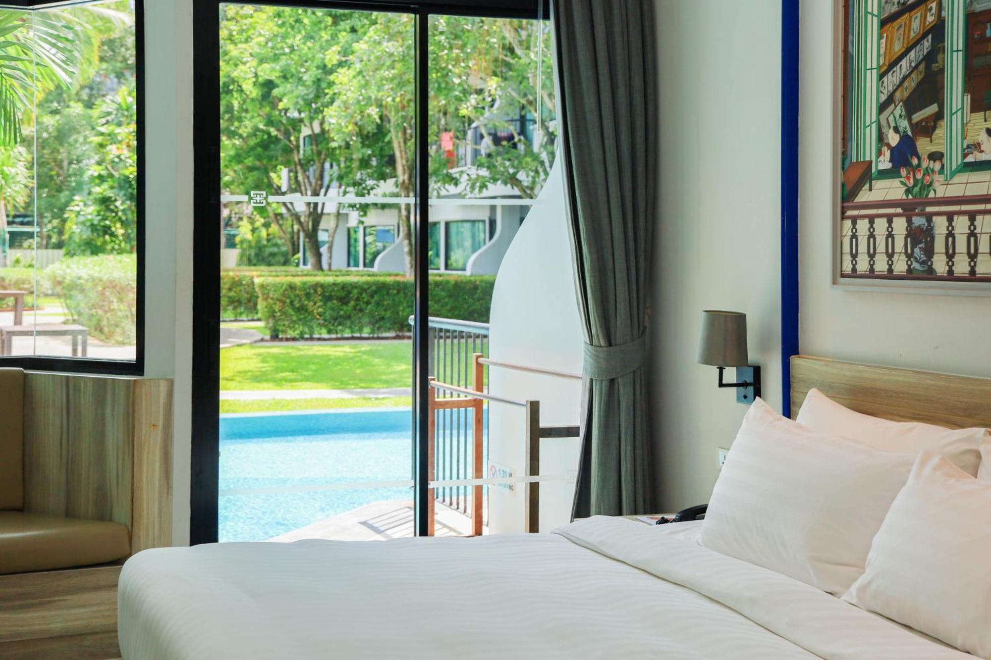 Deluxe Pool Access Room