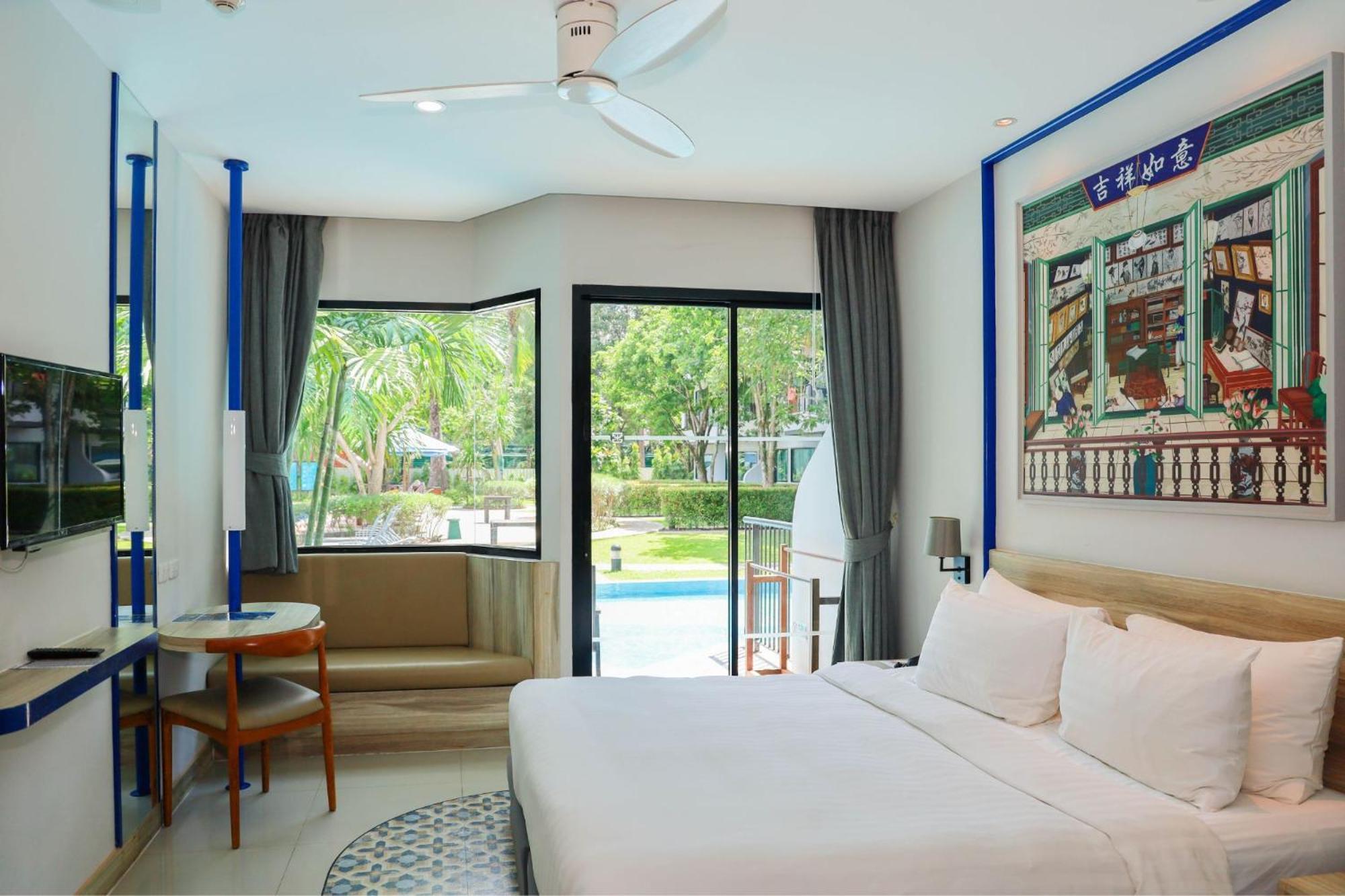 Deluxe Pool Access Room