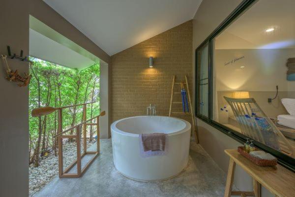 Grand Deluxe Double or Twin Room Bathtub
