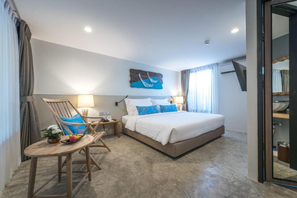 Grand Deluxe Double or Twin Room Bathtub