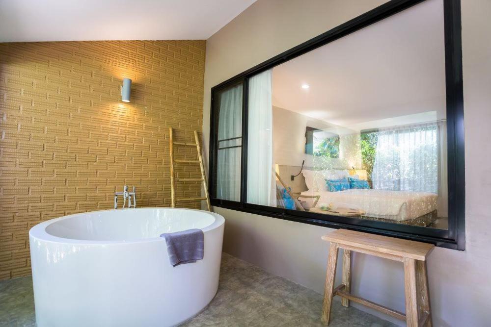 Grand Deluxe Double or Twin Room Bathtub