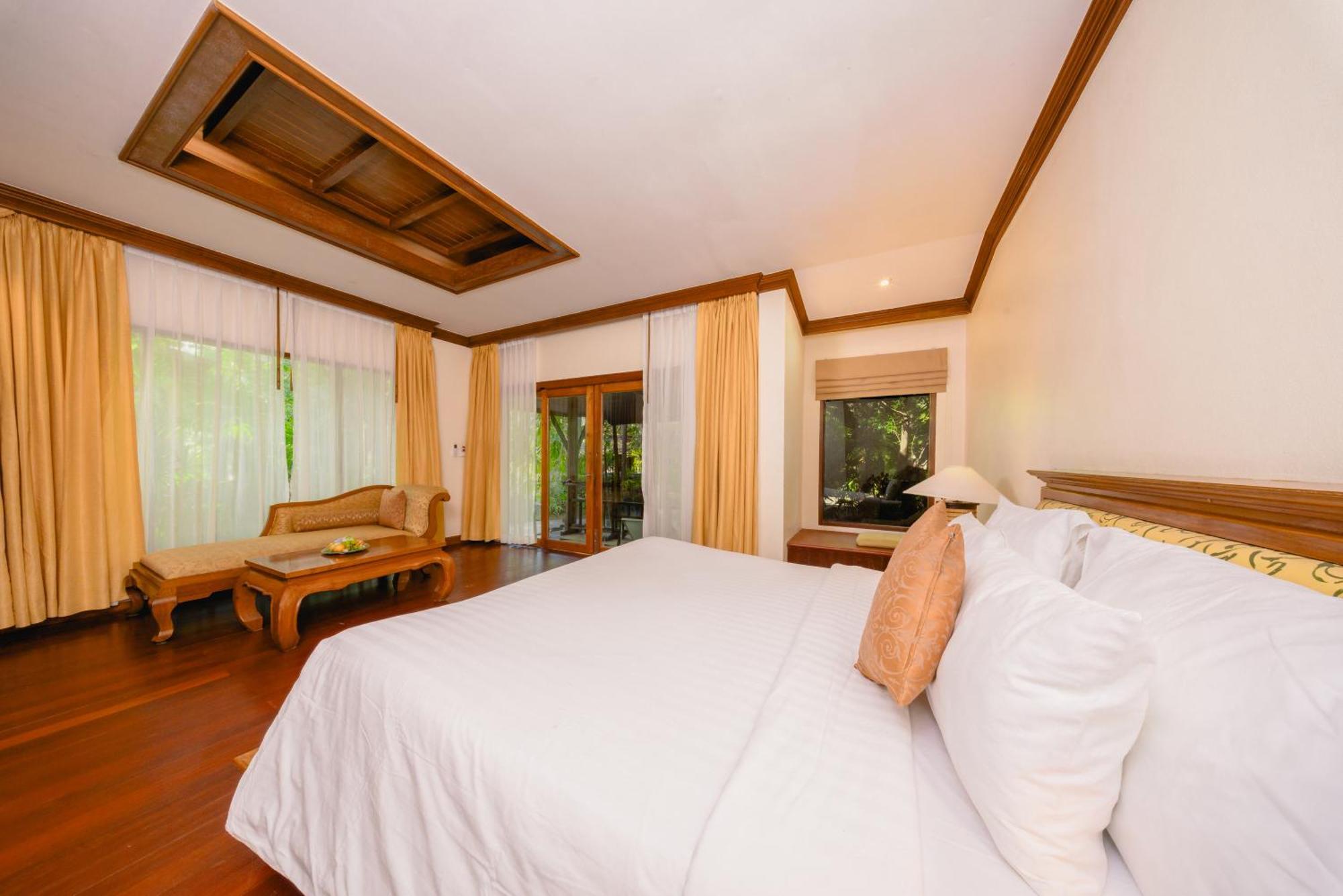 Tropical Villa Double Bed Sunrise Wing