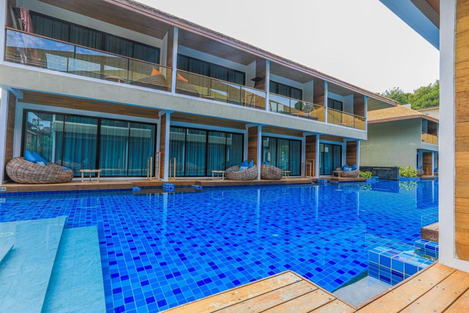 Superior Pool Access Twin Room