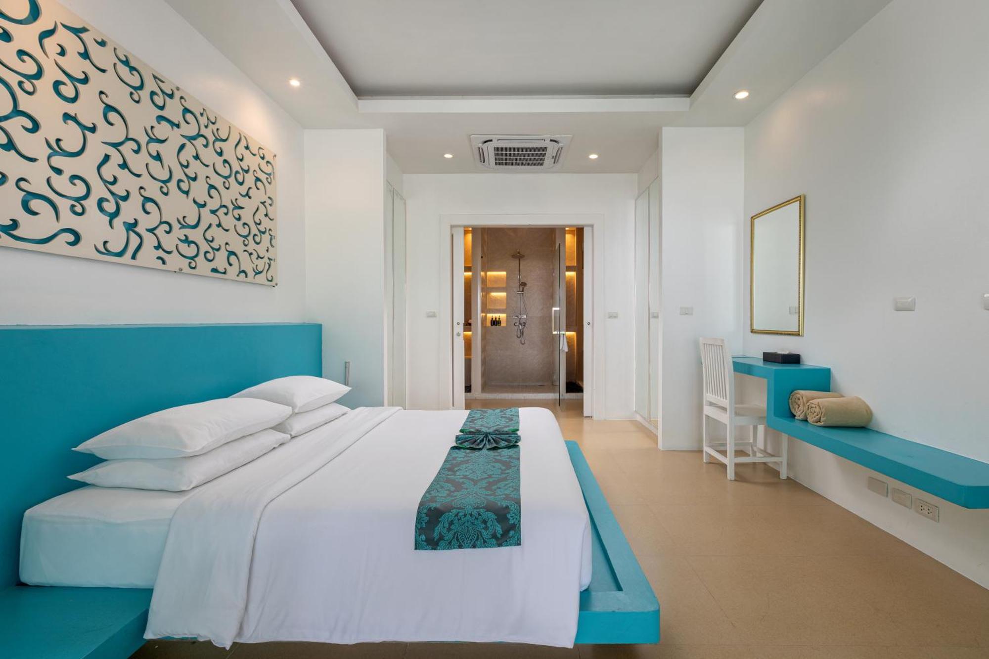 Courtyard View Pool Suite