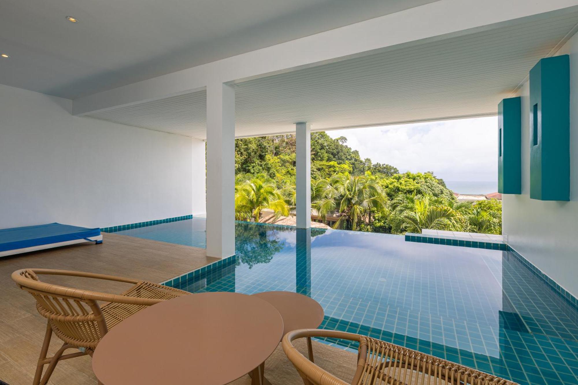 Courtyard View Pool Suite