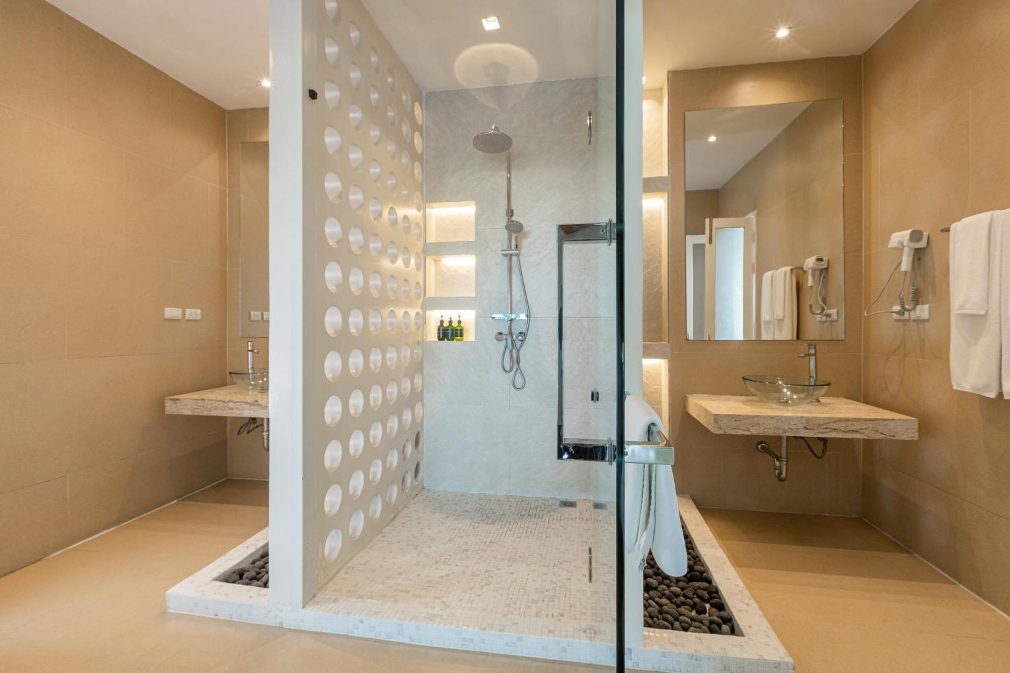 Courtyard View Pool Suite