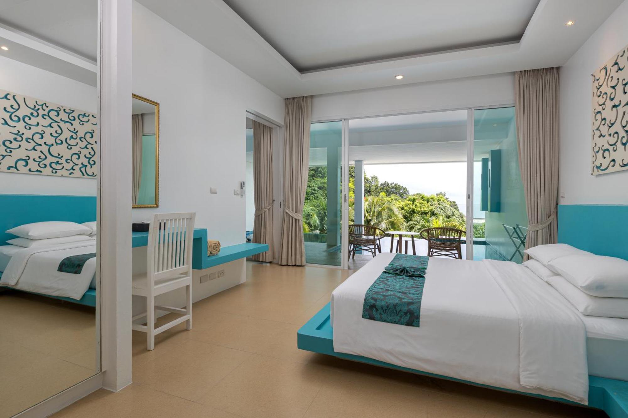 Courtyard View Pool Suite