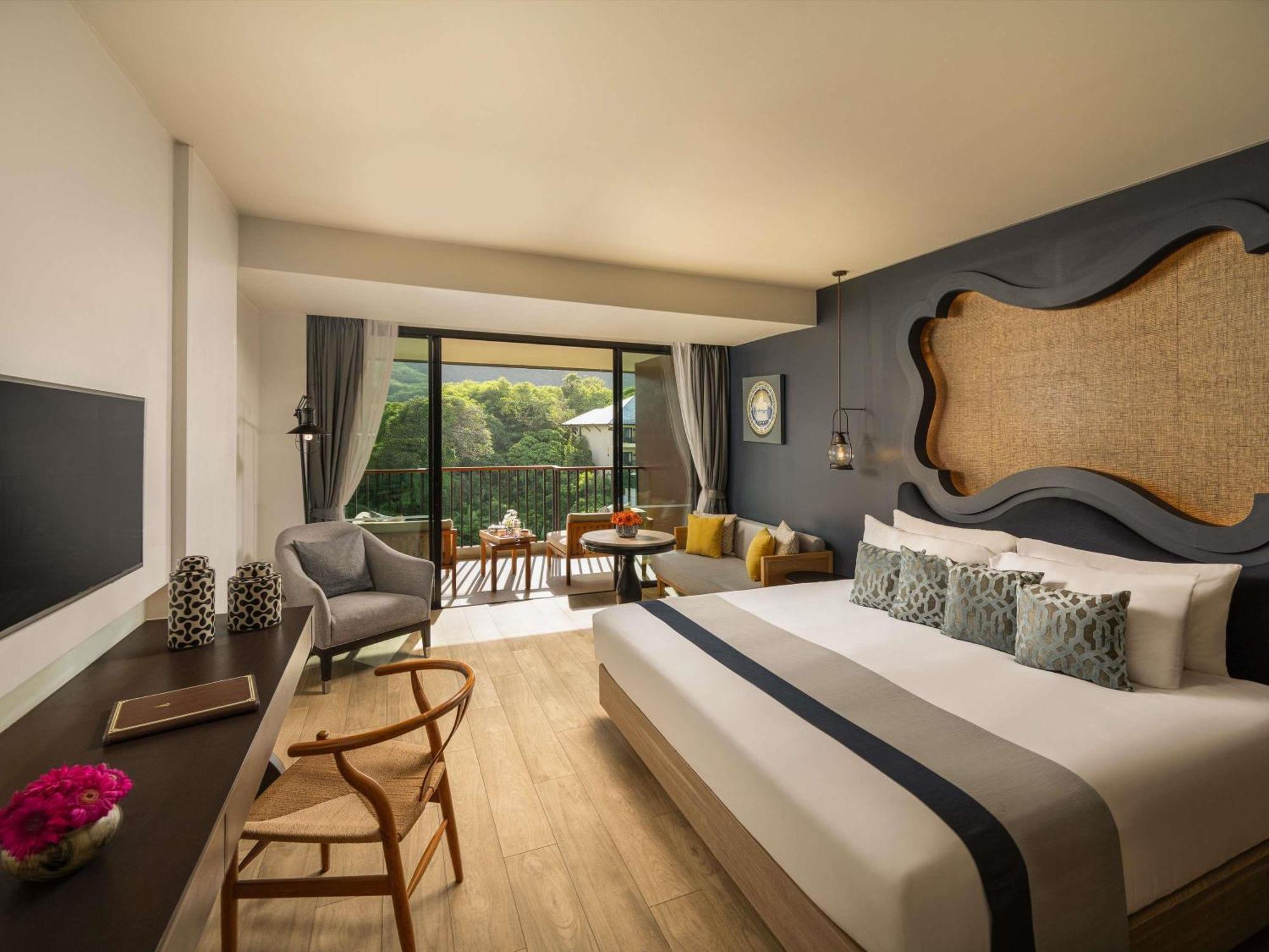 Deluxe Room Mountain View 1 King Bed Balcony