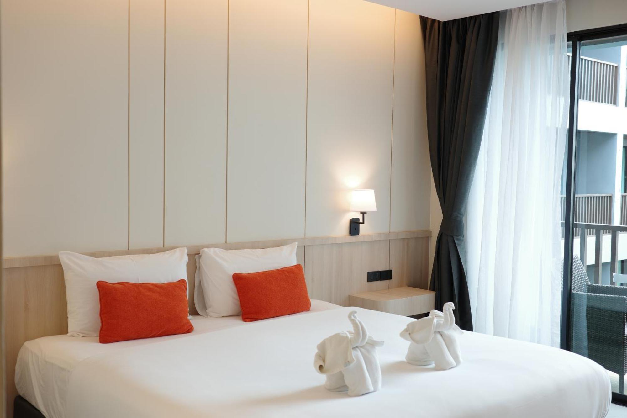 Deluxe Double or Twin Room Pool View