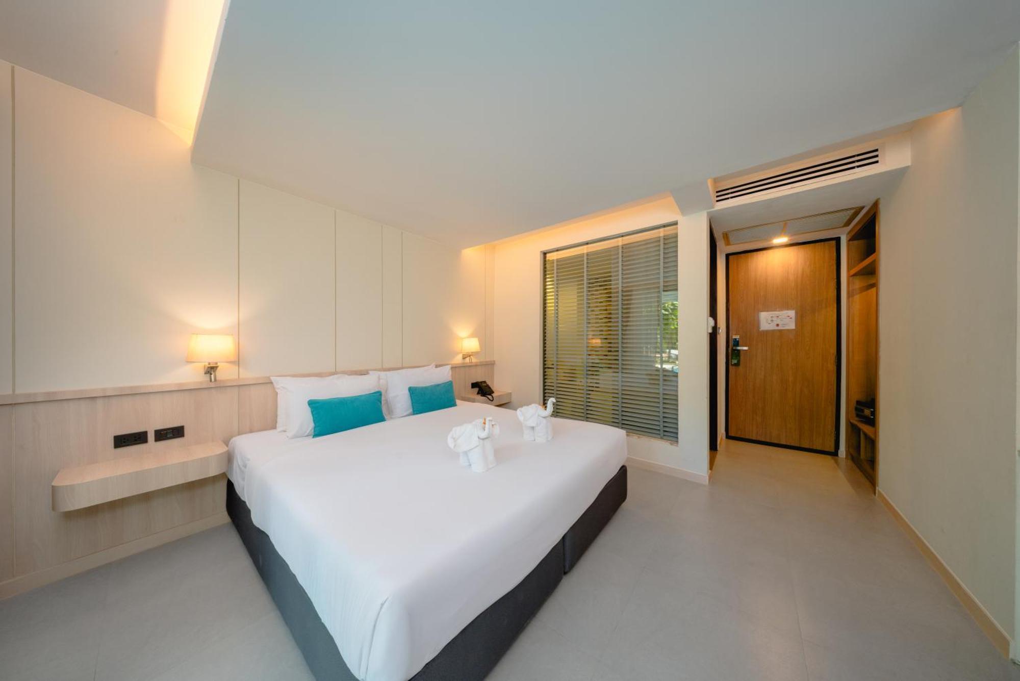 Deluxe Double or Twin Room Pool Access