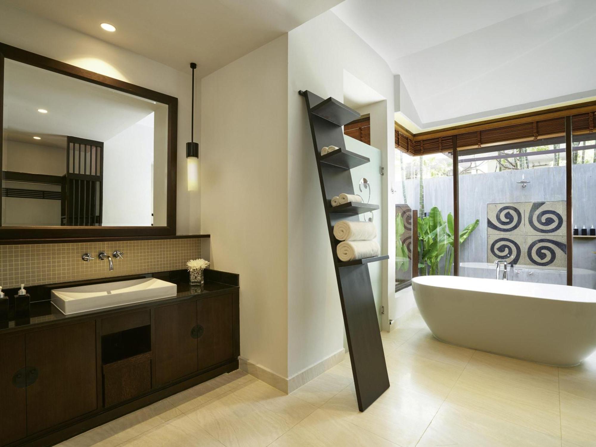 Junior Suite King Bed Pool View